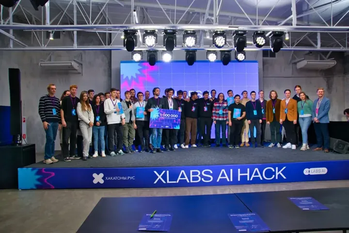 Общее фото участников XLabs AI Hack на сцене финала